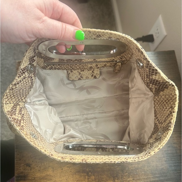 Michael Kors BERKLEY SNAKESKIN CLUTCH - EUC - Picture 8 of 8